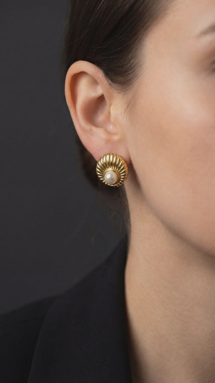 RETRO PEARL EARRING video